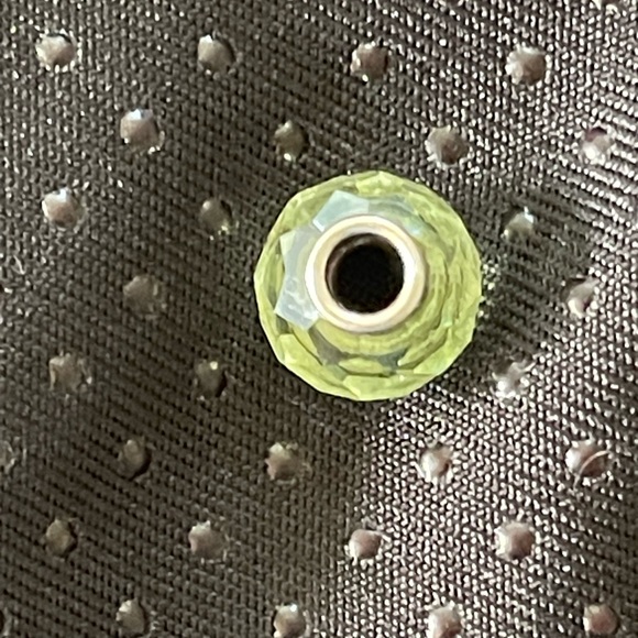 Sparkling Novobeads light green prism glass bead. - Picture 4 of 5